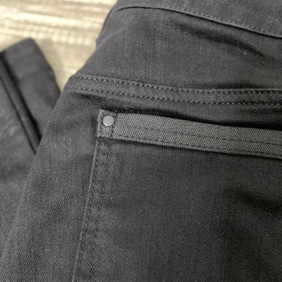 Chicos Platinum Denim Black Capris Ultra Slim Leg Size 6 - Picture 5 of 8